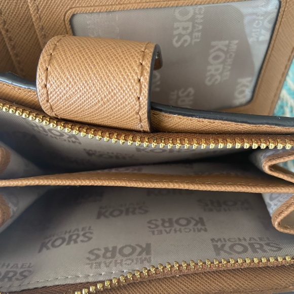 🌺Michael Kors Signature Logo Tote & Wallet Set (Brown) w/Gold Hardware & Chain - Picture 16 of 16